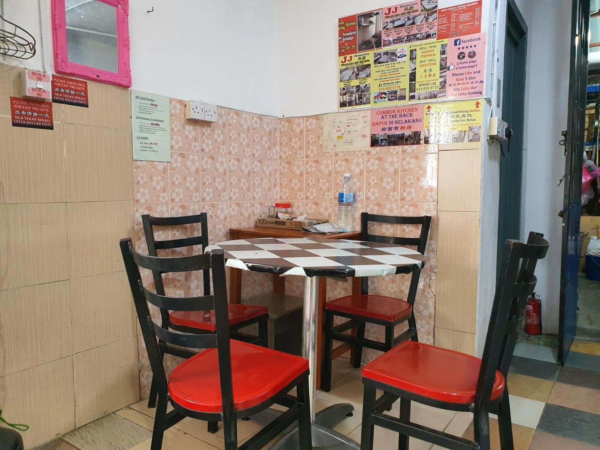 Oyo 90972 Jj Homestay Miri Exteriör bild