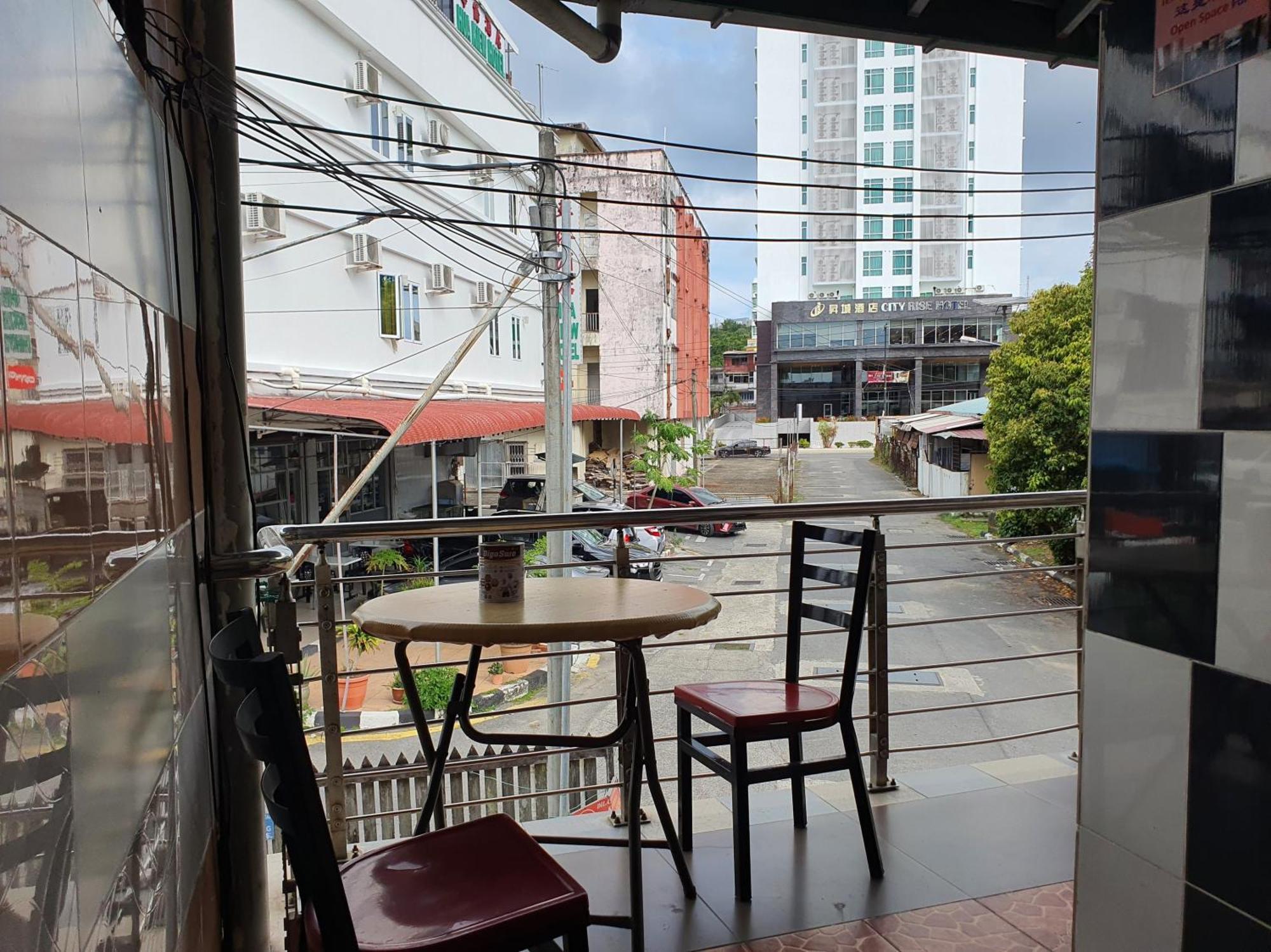 Oyo 90972 Jj Homestay Miri Exteriör bild